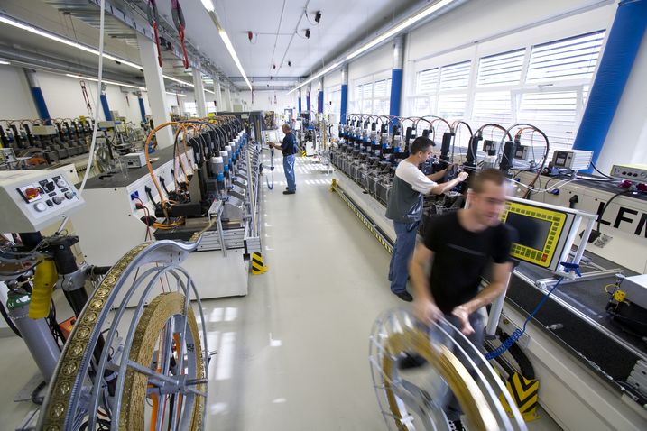 Produktion Ronda Lausen Herstellung von Komponenten mittels Linear-Technologie.