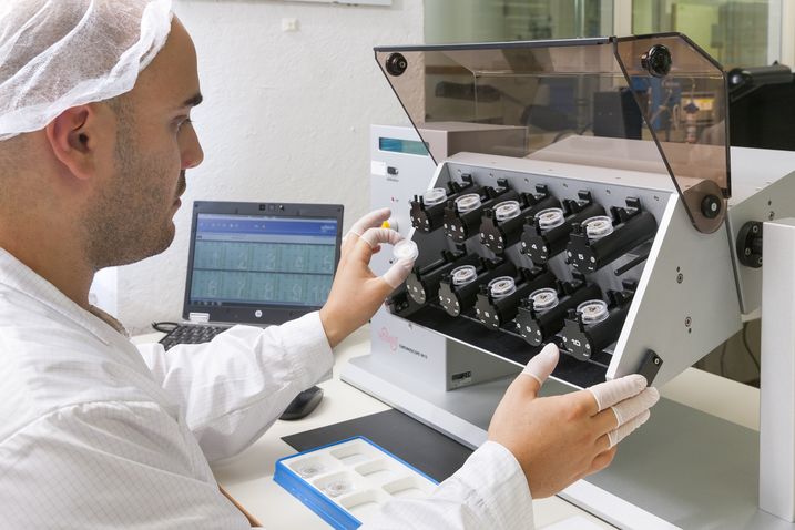 Messen mechanischer Uhrwerke Ganggenauigkeit oder Amplitude von mechanischen Uhrwerken werden mit einer Witschi Chronoscope M10 gemessen.