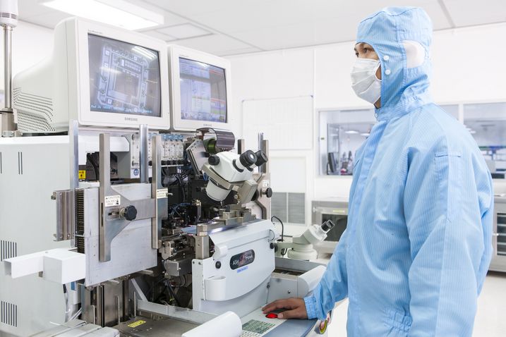 Mikroelektronik in High-Tech Umgebung In Reinräumen, fast unter klinischen Bedingungen, findet die Chip-on-Board Technologie Anwendung.