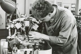 Produktion Zwahlen SA in Bévilard Als nach kurzer Zeit die Räumlichkeiten aus allen Nähten platzten, haben die Geschäftspartner 1987 zwischen Sorvillier und Bévilard einen Neubau aufgestellt.