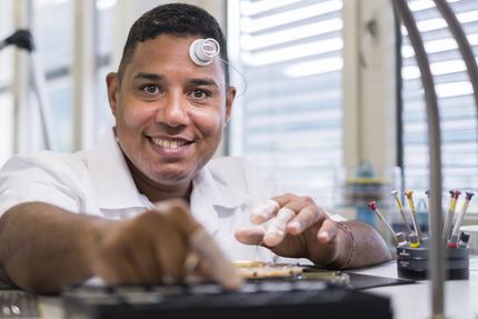 Julio Ramirez Julio Ramirez koordiniert die Uhrwerk-Reparaturen und unterstützt die Uhrenhersteller im T2.